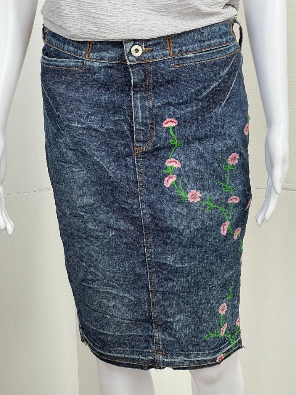 NWOT Vintage D&G Dolce & Gabban Embroidered Denim Jean Skirt sz 28 Like New